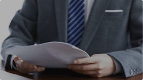 書類を持った人物の画像